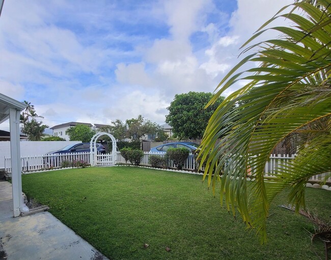 Building Photo - 4 bed, 2 bath, EV on a private lane - comp...