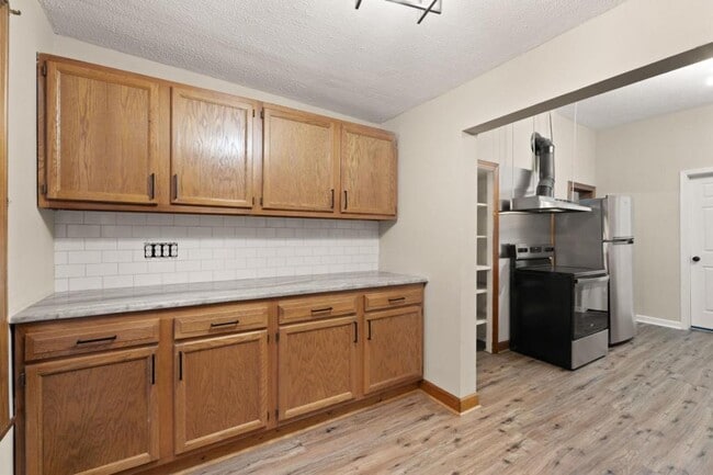 Building Photo - 1709 Ekin Ave