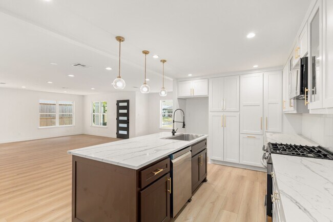 Building Photo - 7414 Janak Dr