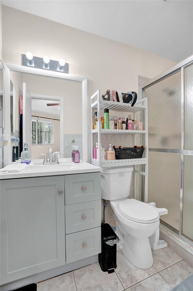 Building Photo - 9851 Riverside Dr