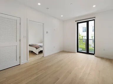 Building Photo - 87 Oxford St