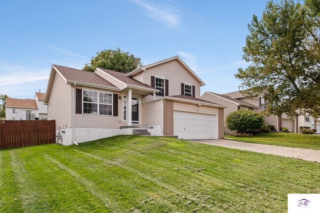 Building Photo - AVAILABLE NOW!