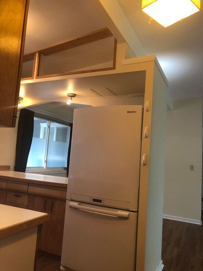 Building Photo - Tillicum 306