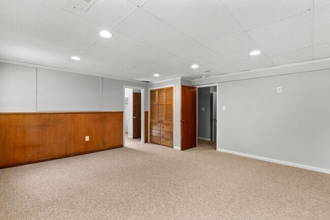 Building Photo - 5 Bed 3 Bath - Chevy Chase Rambler - Move IN Ready