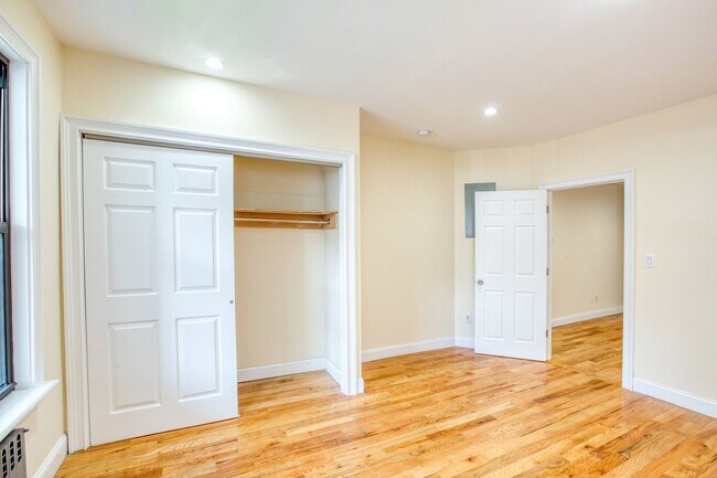 Building Photo - Updated 3 bedroom 1st floor apartment in Waterbury