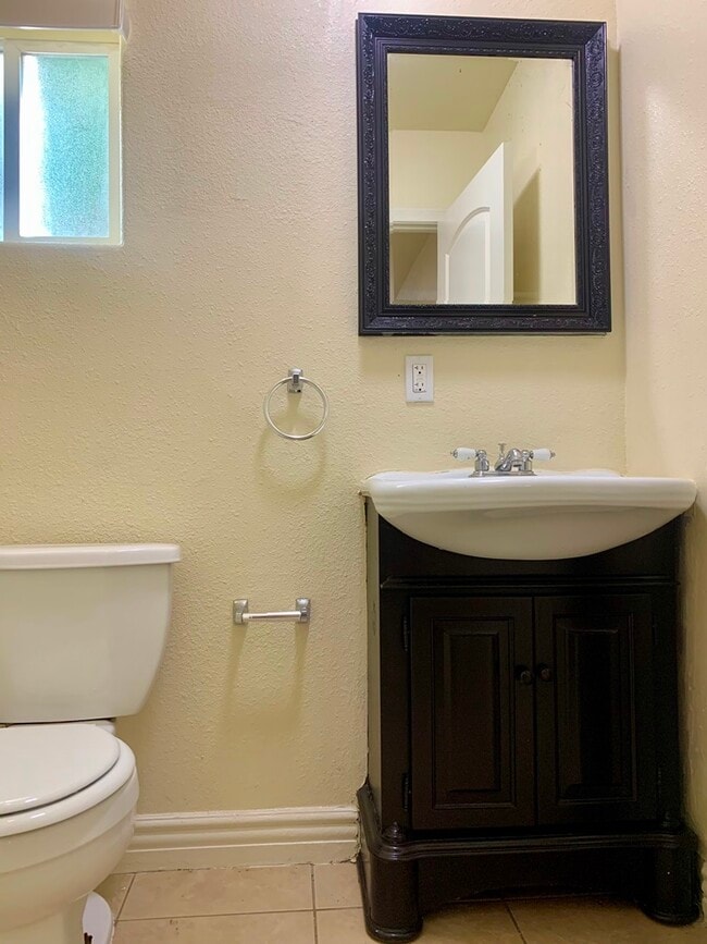 Building Photo - 2554 Eastlake Ave