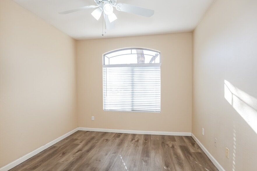 Building Photo - 5509 S 34th Ave