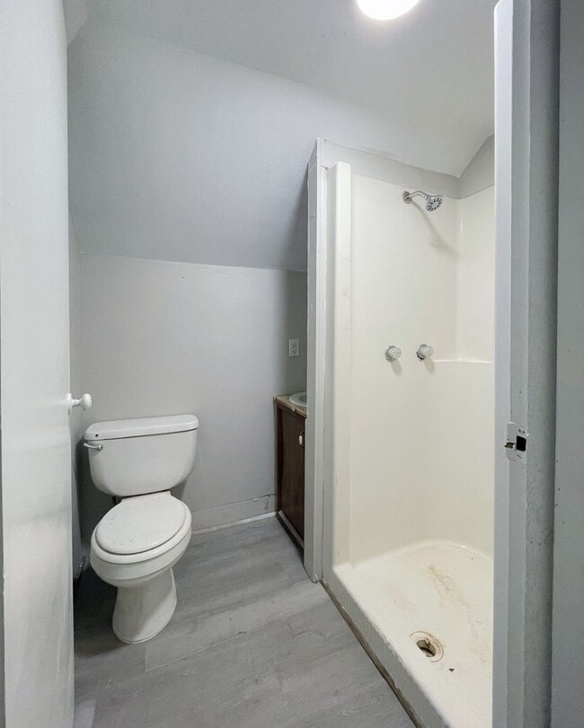 Building Photo - Large 3 bedroom home