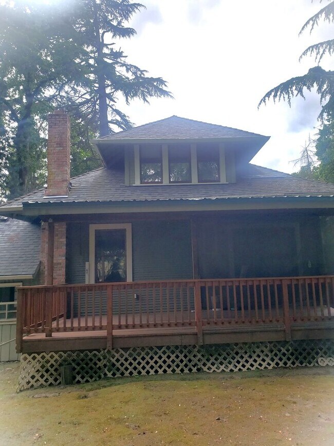 Building Photo - Large Unique House in Milwaukie with Big Fenced Yard