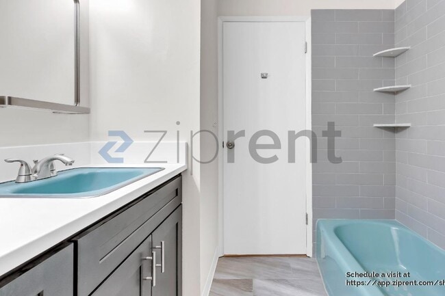 Building Photo - 242 NE 61st Ave