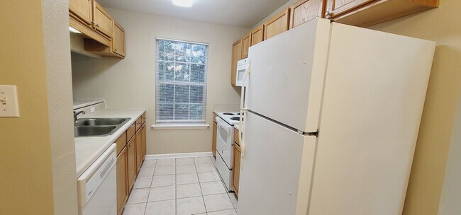 Building Photo - LOVELY NW 3/3 End Unit w/ Washer/Dryer, Open Kitchen w/ Bar, & More! $1450/month Avail June 1st!