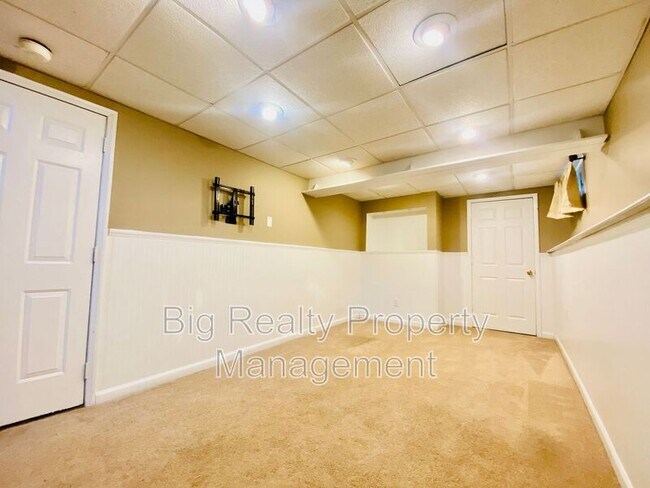 Building Photo - 475 Stoneglen St
