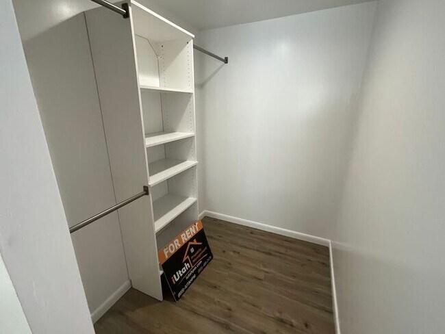 Building Photo - 3 bdrm 2 bath Home 2 car Garage small dog ...