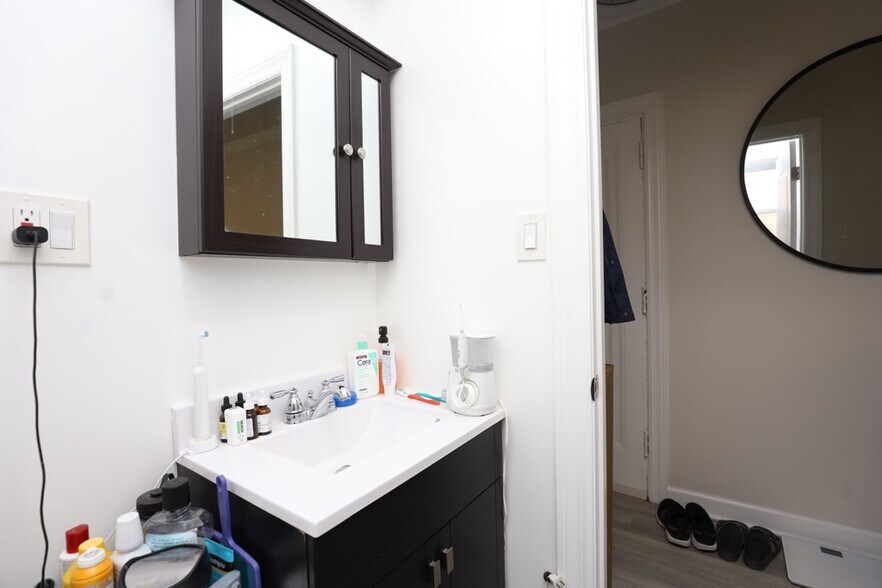 Building Photo - 646 W Roscoe St