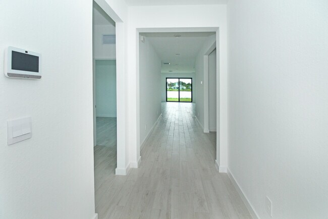 Building Photo - 5929 SE Sky Blue Cir