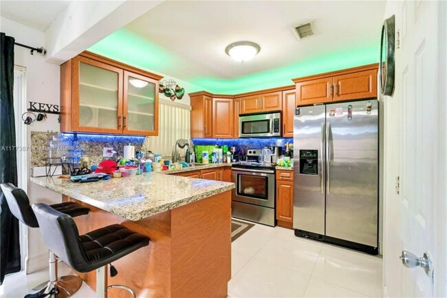 Building Photo - 3 bedroom in Miami FL 33165