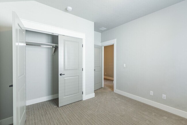 Building Photo - Quiet Centrally located 3 bed 2.5 bathroom