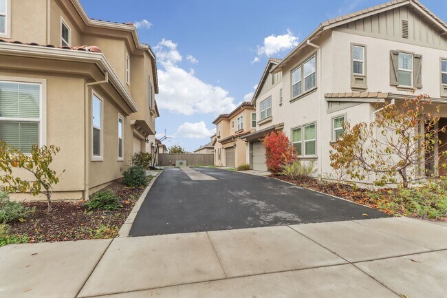 Building Photo - FIRST MONTH'S RENT FREE-Charming 3-Bedroom Home with Office in The Cannery – Davis, CA