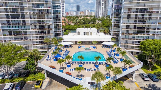 Building Photo - 3701 N Country Club Dr