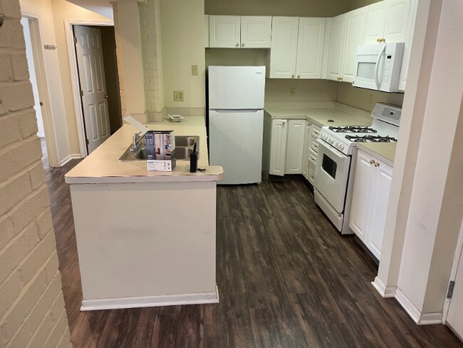 Building Photo - 1662 Summit St