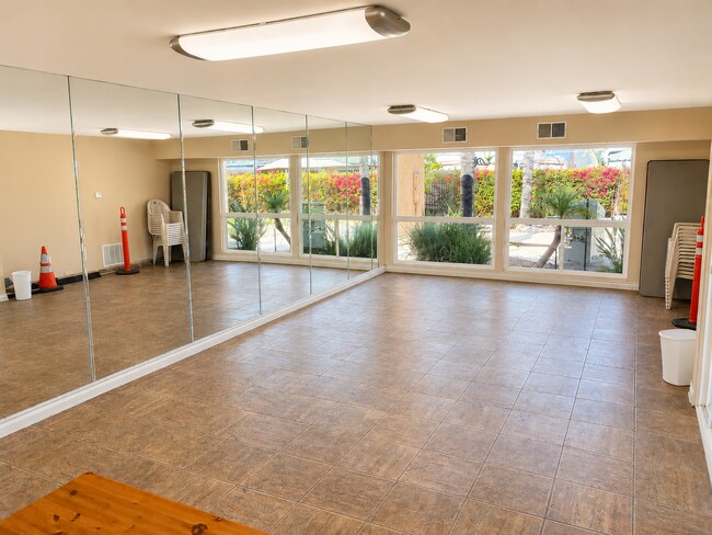 Building Photo - Beautiful Updated 2 Bed / 1.5 Bath Condo