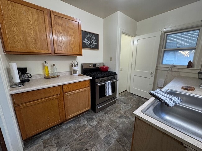 Building Photo - 3 bed, 1 bath home for rent in Waterloo