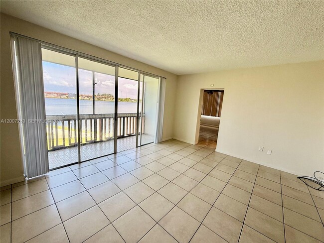 Building Photo - 1591 NE Miami Gardens Dr
