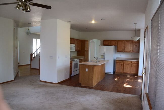 Building Photo - Beautiful 5 bedroom home w/ 3 car garage in Littleton