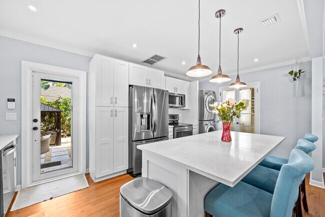 Building Photo - 3201 Poinsettia Ave