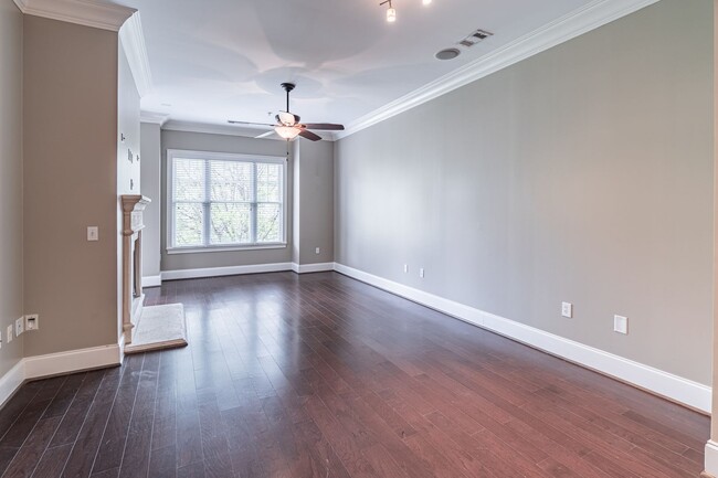 Building Photo - Excellently maintained 1 bedroom, 1.5 bath...