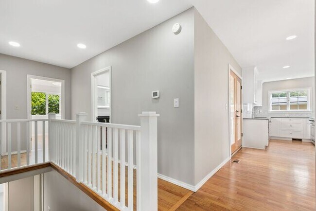 Building Photo - Sunny Air Conditioned Mercer Island Charmer!