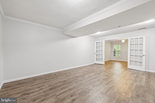 Building Photo - 8727 Thornbrook Dr