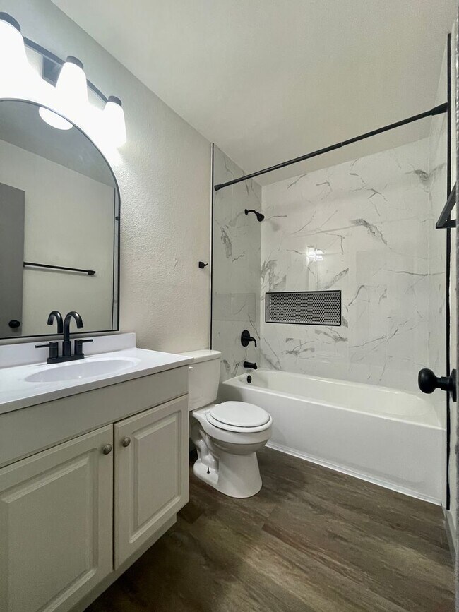 Building Photo - 2 Bedroom apartment w/ Washer and Dryer - ...
