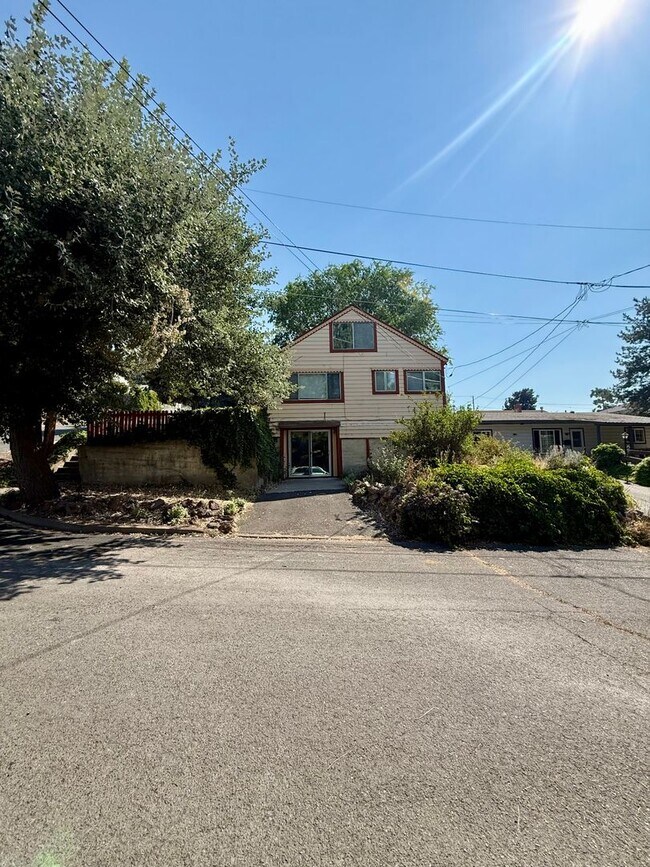 Building Photo - 2036 Lavey St