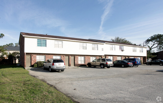 Primary Photo - Cross Pointe Apartments