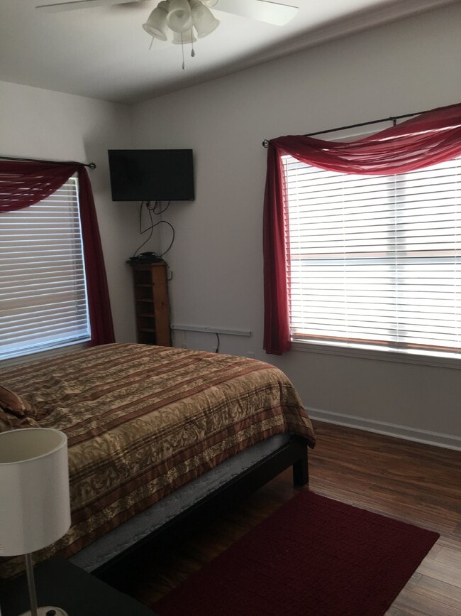 Building Photo - Great 3/2 Fully Furnished-TDY Welcome!!