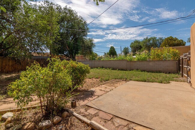 Building Photo - Cute Centrally Located Single Family Home Available Now!