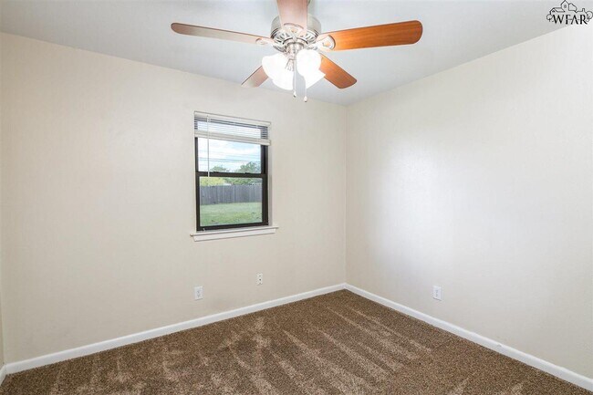 Building Photo - 4004 Hooper Dr