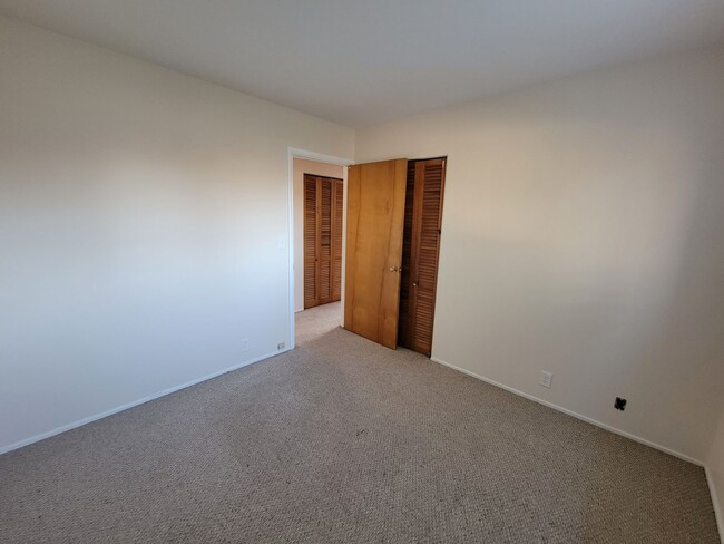 Building Photo - 4 bed, 2 bath, 2 car garage