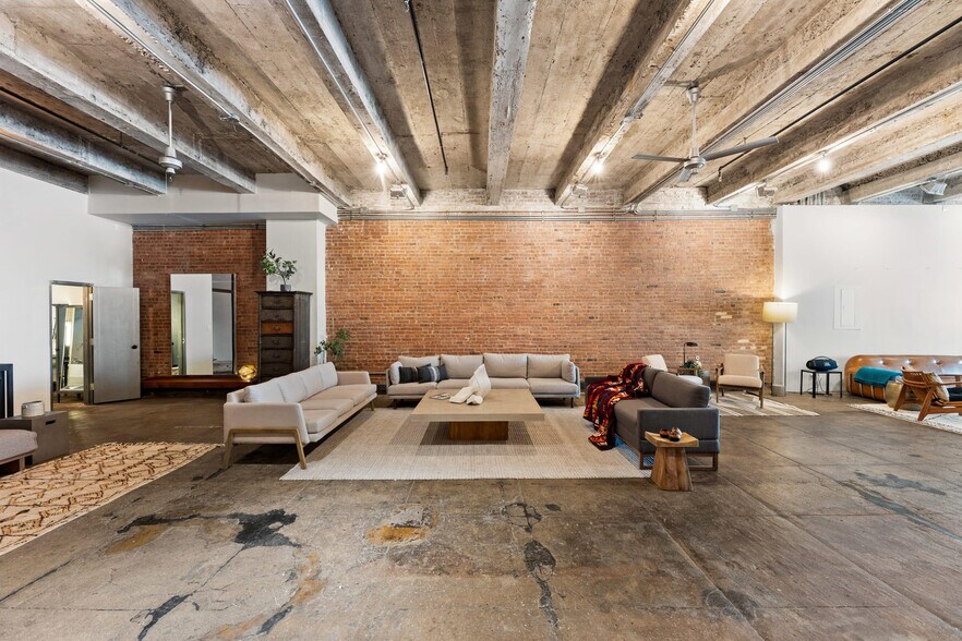 Building Photo - 487 Greenwich St