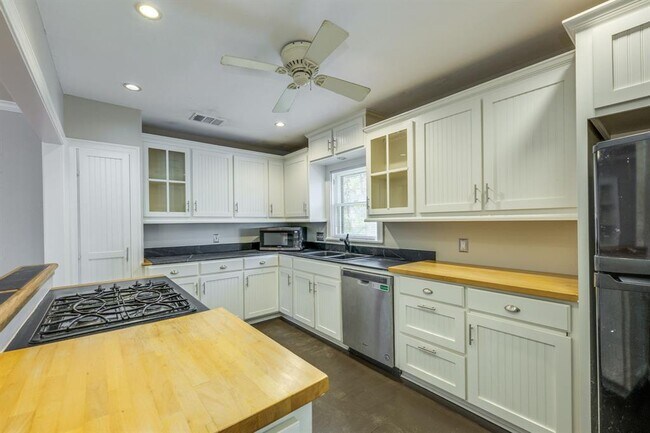 Building Photo - 1300 Crestwood Rd