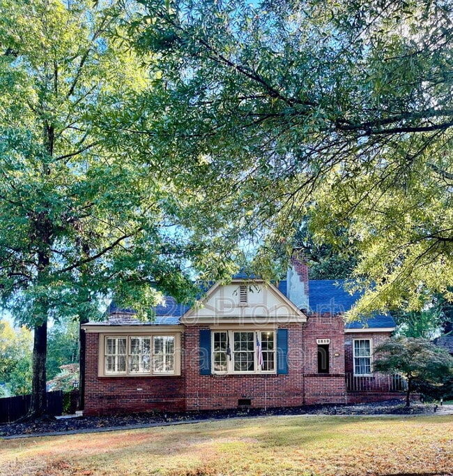 Building Photo - 1818 Slade Dr