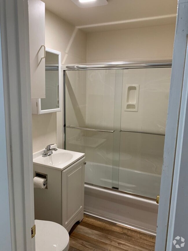 Building Photo - Remodeled/ private setting
