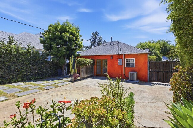 Building Photo - 585 W Calaveras St