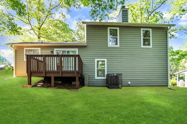 Building Photo - 755 Forest Path