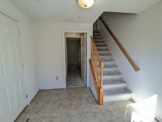 Building Photo - 3 Level End Unit townhouse available mid O...