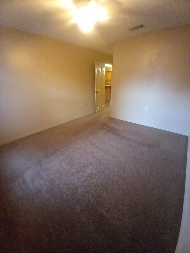 Building Photo - Cute patio home convenient to shopping and much more!