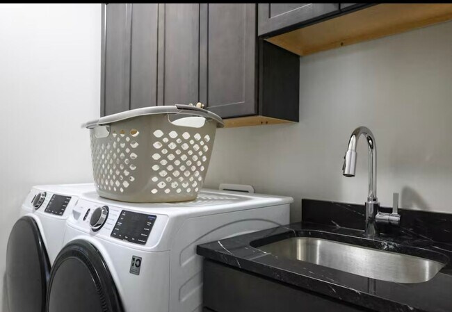 Building Photo - Fully Furnished Modern 3BR Retreat | Penth...