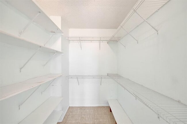 Building Photo - 1000 Parkview Dr