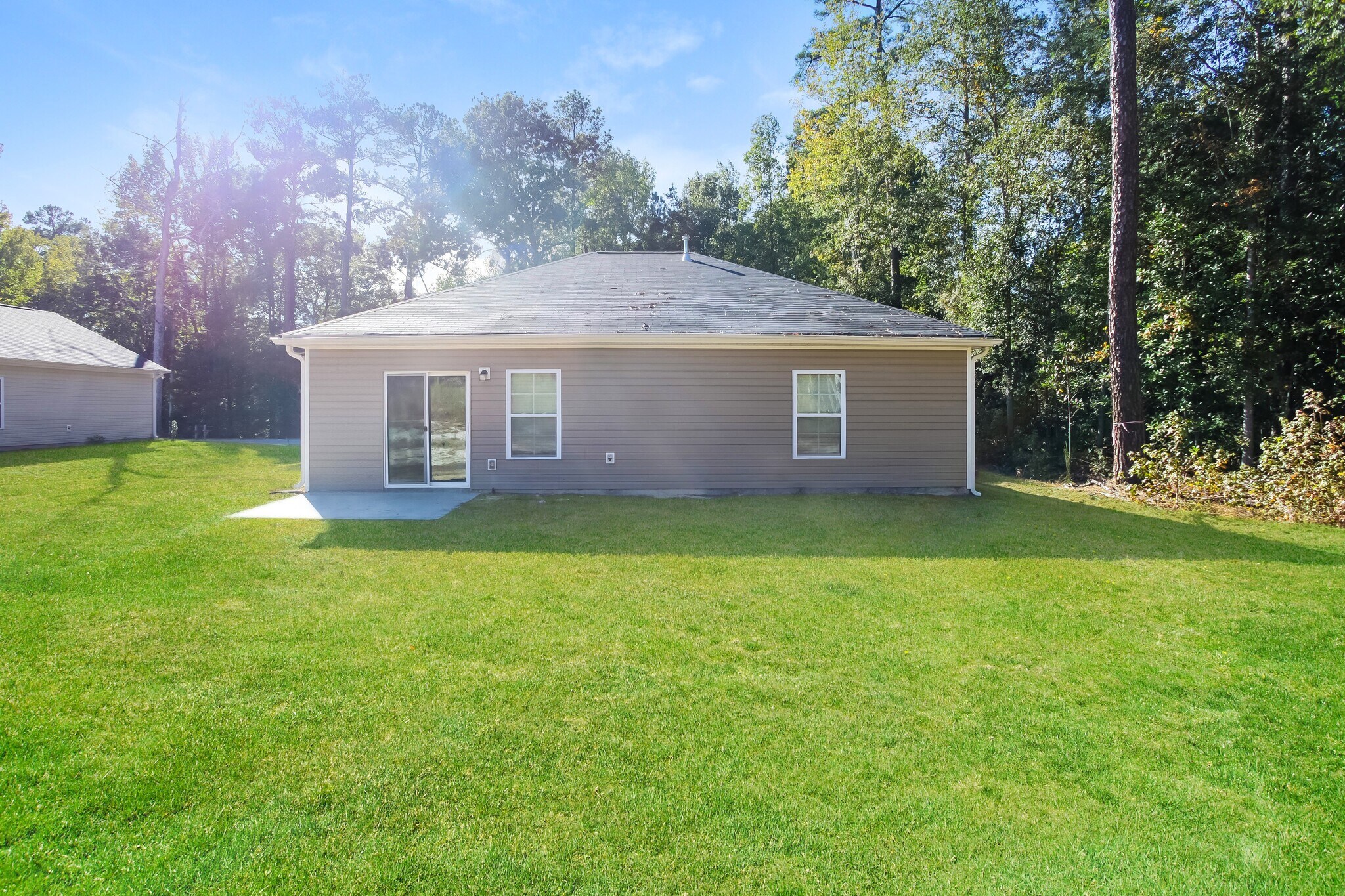 Building Photo - 1307 Lakeshore Dr